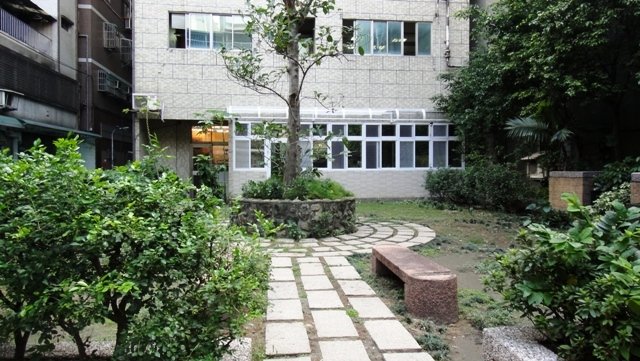 1_Leopard_Garden_Door